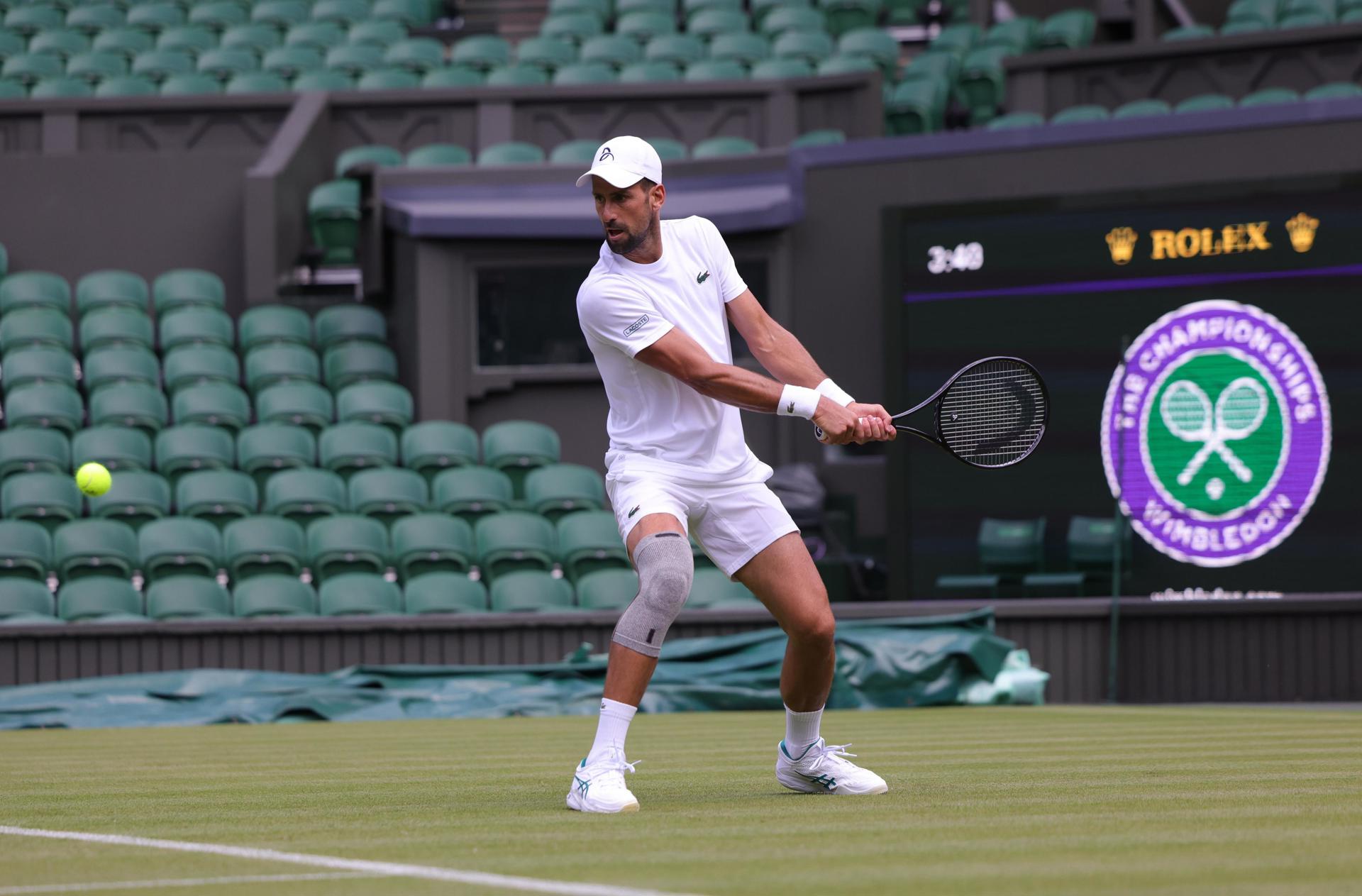 El serbio Novak Djokovic, en la pista central de Wimbledon. EFE/EPA/NEIL HALL