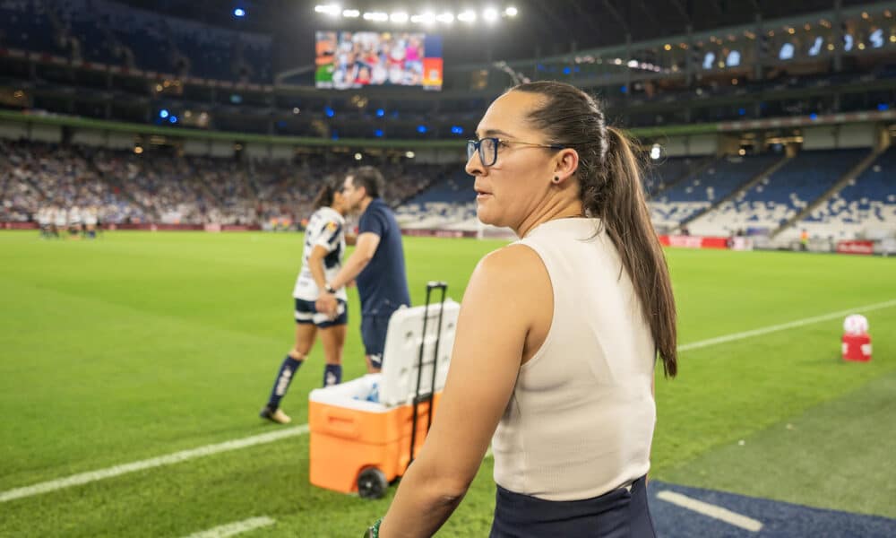 Amelia Valverde entrenadora de Rayadas femenil reacciona durante un partido celebrado en el estadio BBVA de la ciudad de Monterrey (México). Imagen de archivo . EFE/Miguel Sierra