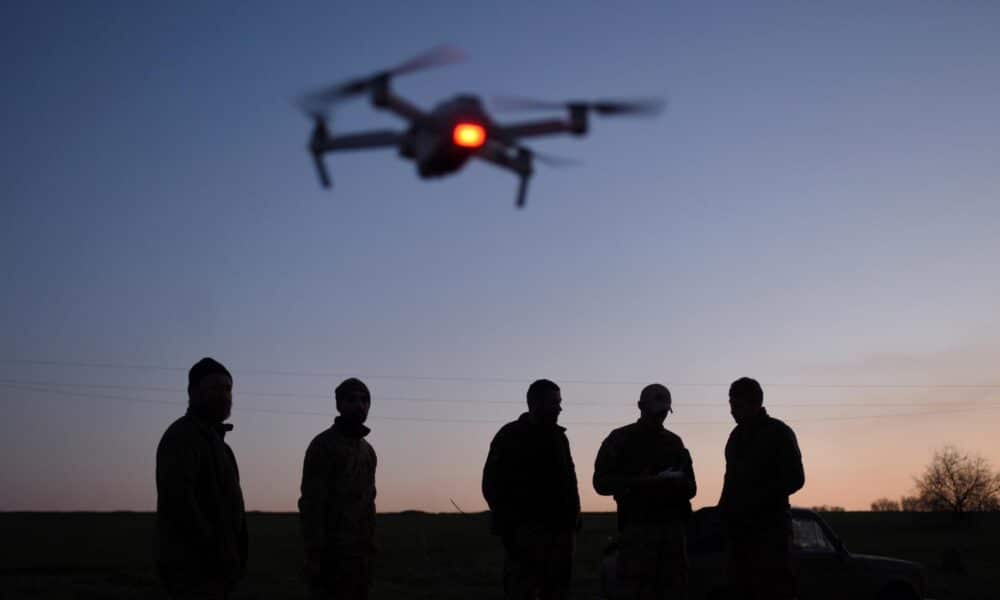 Soldados ucranianos manejan un dron en Lugansk en una imagen de archivo. EFE/ Markiian Lyseiko