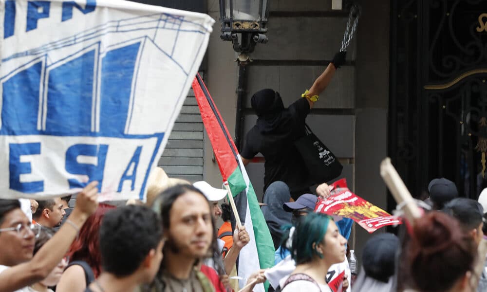 Un encapuchado vandaliza durante una manifestación por la ‘Matanza del Halconazo’, este lunes en la Ciudad de México (México). EFE/Mario Guzmán