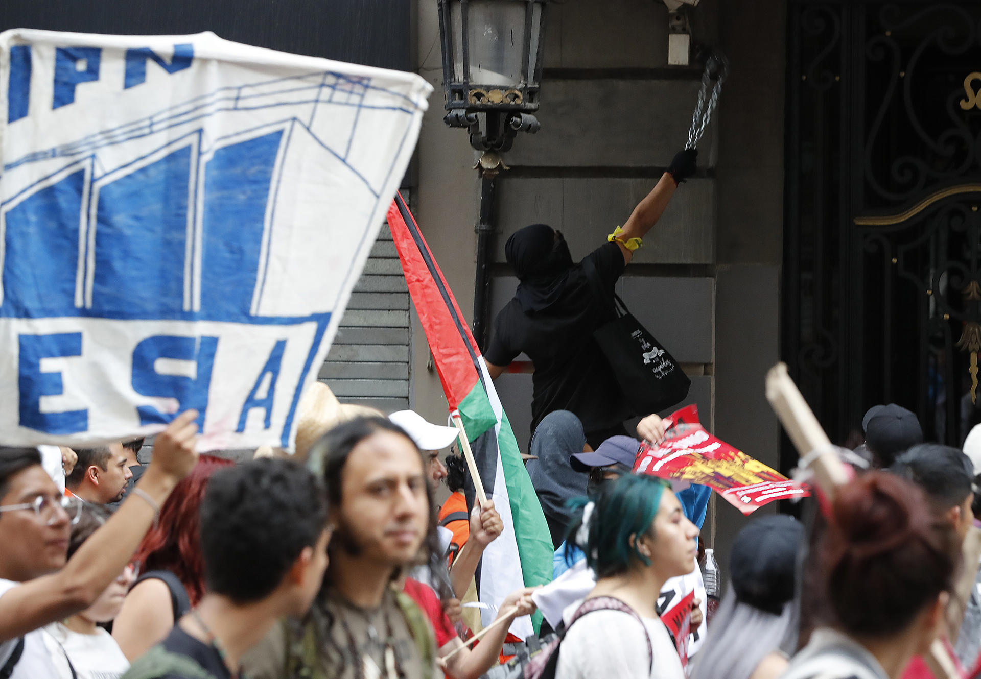 Un encapuchado vandaliza durante una manifestación por la ‘Matanza del Halconazo’, este lunes en la Ciudad de México (México). EFE/Mario Guzmán