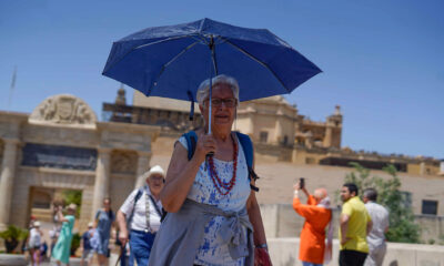 En la imagen del pasado mayo, una persona se protege del sol en la ciudad española de Córdoba. EFE/ Rafa Alcaide