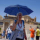 En la imagen del pasado mayo, una persona se protege del sol en la ciudad española de Córdoba. EFE/ Rafa Alcaide