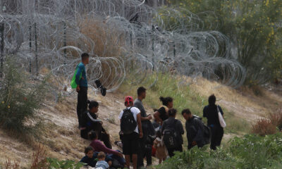 Migrantes permanecen cerca del muro que separa la frontera estadounidense, el 4 de junio de 2024, en Ciudad Juárez, Chihuahua (México). EFE/Luis Torres