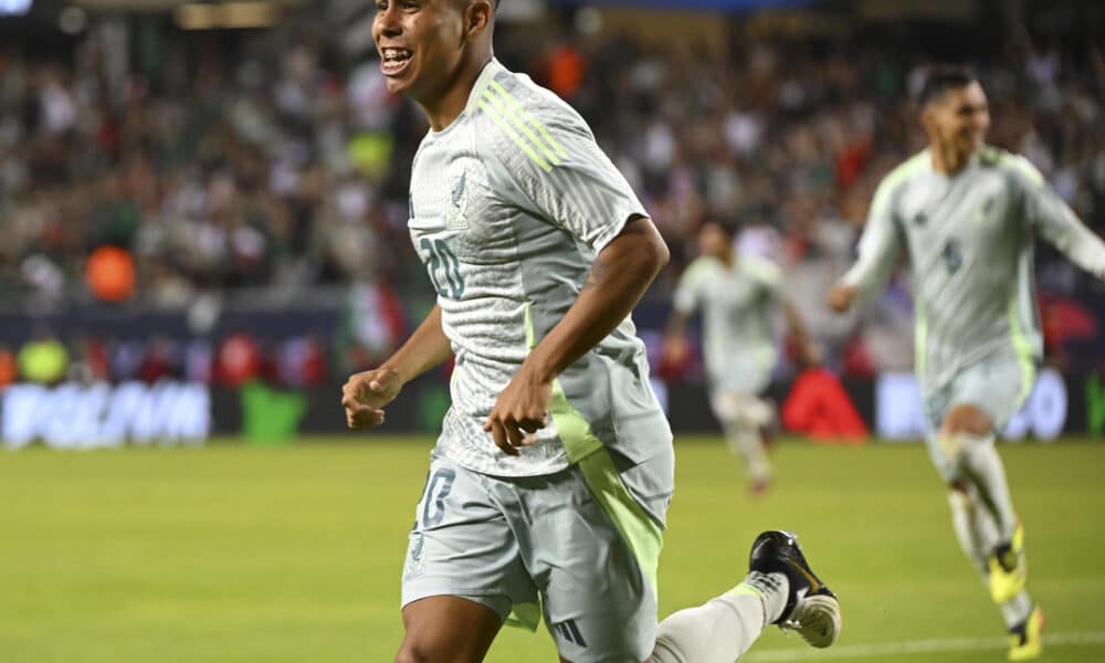 Efrain Alvaez (i) y Alejandro Gomez de México celebran un gol ante Bolivia durante un partido amistoso disputado en el Soldier Field en Chicago (Estados Unidos). EFE/ Nuccio DiNuzzo