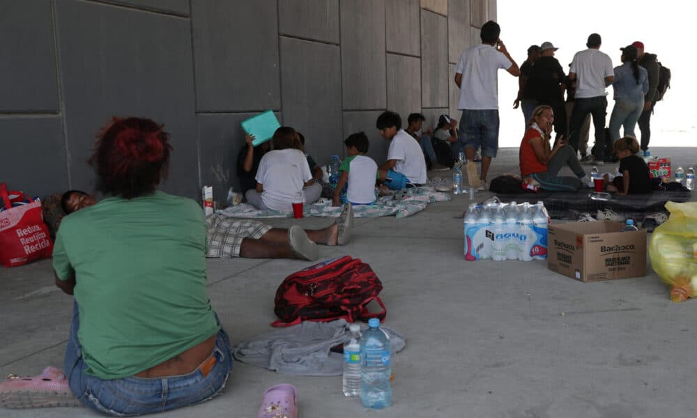 Migrantes permanecen este viernes debajo de puentes para cubrirse de los rayos solares debido a las altas temperaturas registradas en ciudad Juárez, en el estado de Chihuahua (México). EFE/Luis Torres