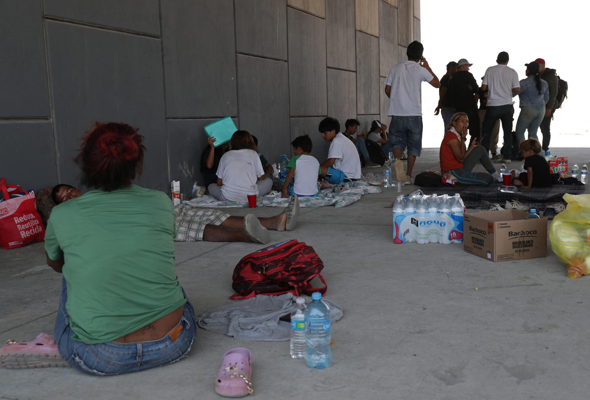 Migrantes permanecen este viernes debajo de puentes para cubrirse de los rayos solares debido a las altas temperaturas registradas en ciudad Juárez, en el estado de Chihuahua (México). EFE/Luis Torres
