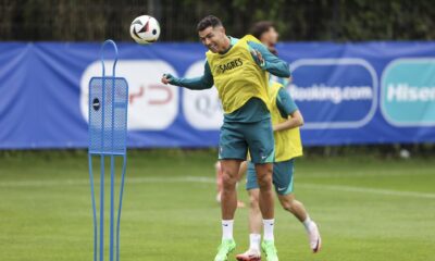 El jugador portugués Cristiano Ronaldo participa en una sesión de entrenamiento de su selección en Harsewinkel, Alemania. EFE/EPA/MIGUEL A. LOPEZ