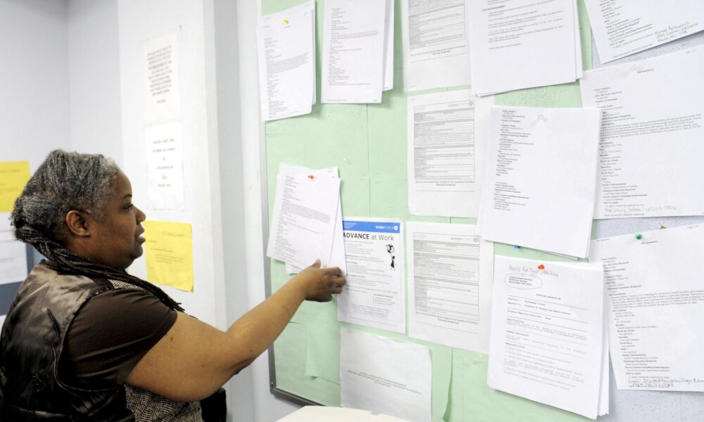Fotografía de archivo de una mujer que busca trabajo en un tablón de anuncios del centro de desempleo Workforce1 Career Center en Brooklyn, Nueva York, EEUU. EFE/Justin Lane