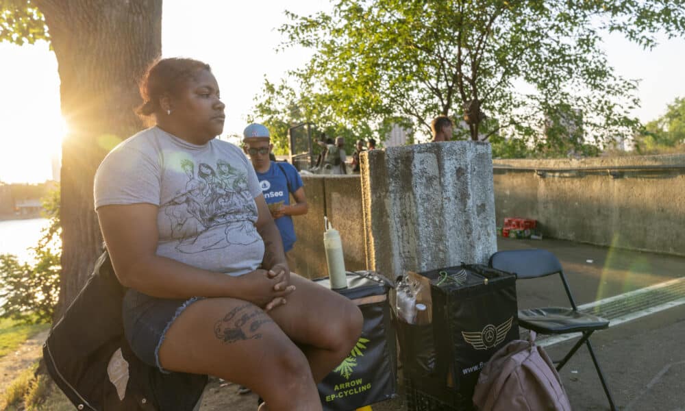 Una inmigrante vende comida afuera del refugio de Randall Island el 17 junio de 2024 en Manhattan Nueva York (EE.UU.). EFE/Angel Colmenares