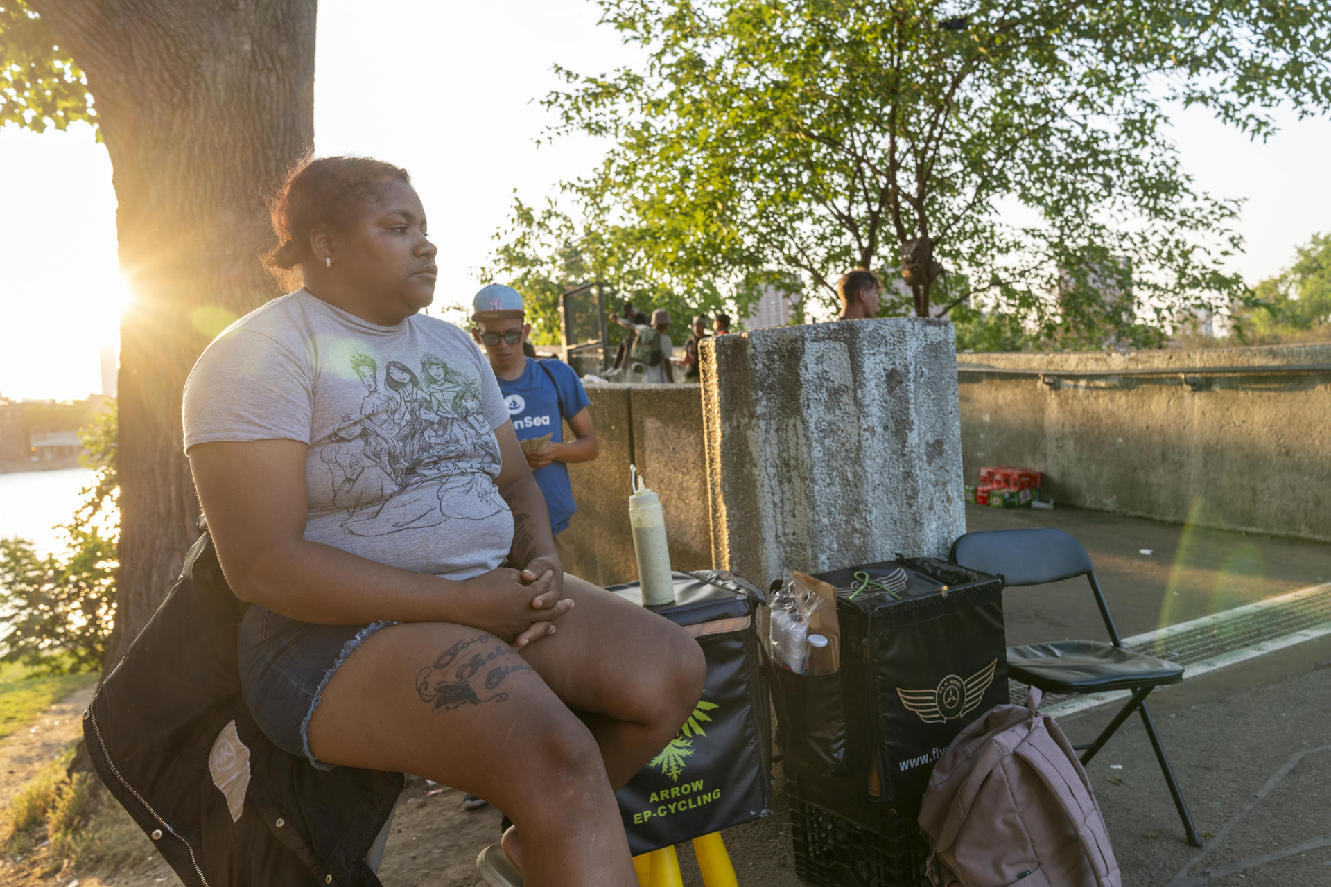 Una inmigrante vende comida afuera del refugio de Randall Island el 17 junio de 2024 en Manhattan Nueva York (EE.UU.). EFE/Angel Colmenares