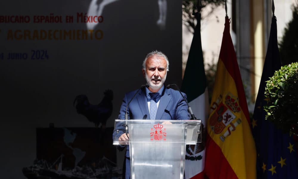 El ministro español de Política Territorial y Memoria Democrática, Ángel Víctor Torres habla este jueves durante la conmemoración de los 85 años del exilio español en México, en la Ciudad de México (México). EFE/Sáshenka Gutiérrez