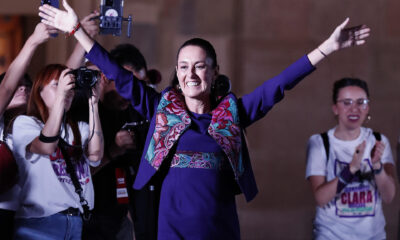 La oficialista Claudia Sheinbaum, ganadora de las elecciones presidenciales, saluda a simpatizantes el 3 de junio de 2023, en la plancha del Zócalo en la Ciudad de México (México). EFE/Mario Guzmán