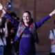 La oficialista Claudia Sheinbaum, ganadora de las elecciones presidenciales, saluda a simpatizantes el 3 de junio de 2023, en la plancha del Zócalo en la Ciudad de México (México). EFE/Mario Guzmán