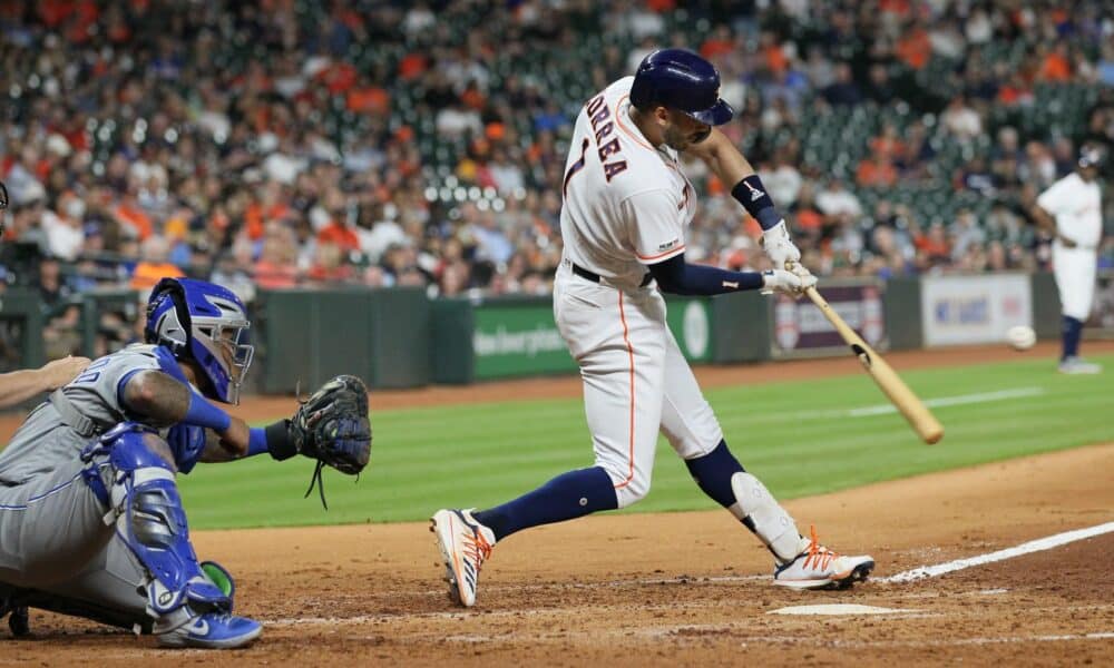 Fotografía de archivo en la que se registró al puertorriqueño Carlos Correa (d), al actuar para los Astros de Houston y actual campo corto de los Mellizos de Minnesota, quien conectó un jonrón, anotó en dos ocasiones y produjo tres carreras para guiar la ofensiva de su equipo en la victoria 6-2 sobre los Atléticos de Oakland en la MLB. EFE/Jorge Campos