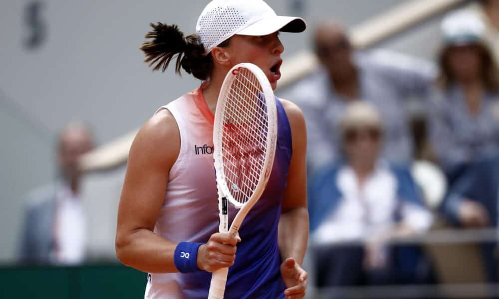 La polaca Iga Swiatek celebra un punto durante la final de Roland Garros que ha disputado ante la italiana Jasmine Paolini en París. EFE/EPA/YOAN VALAT