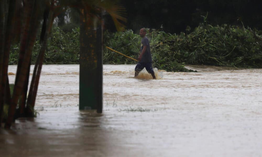 Un hombre camina en una calle inundada debido a lluvias ocasionadas por el paso del huracán Fiona en Toa Baja (Puerto Rico). Fotografía de archivo. EFE/Thais LLorca