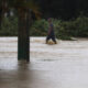 Un hombre camina en una calle inundada debido a lluvias ocasionadas por el paso del huracán Fiona en Toa Baja (Puerto Rico). Fotografía de archivo. EFE/Thais LLorca