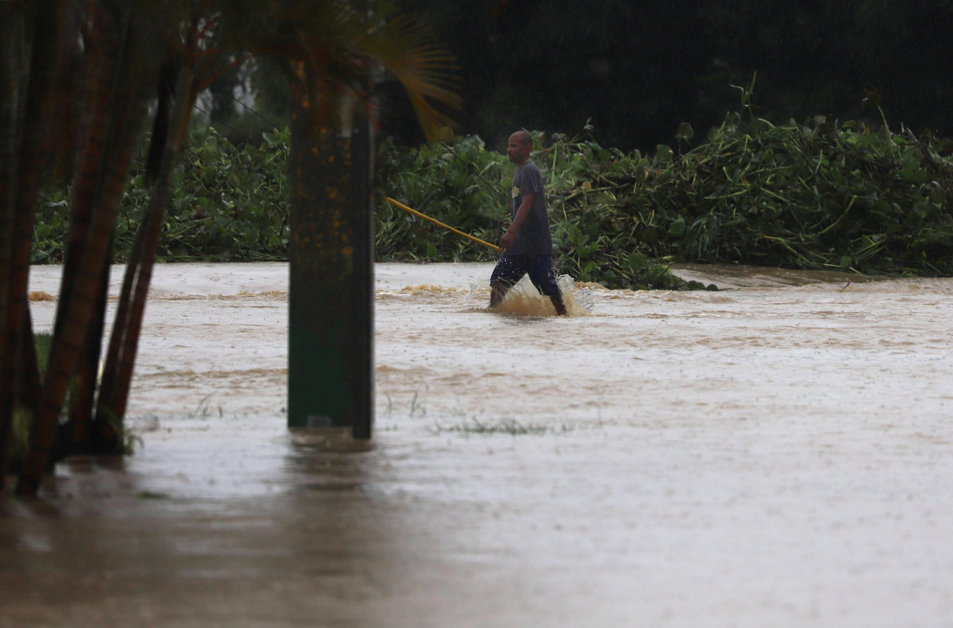 Un hombre camina en una calle inundada debido a lluvias ocasionadas por el paso del huracán Fiona en Toa Baja (Puerto Rico). Fotografía de archivo. EFE/Thais LLorca