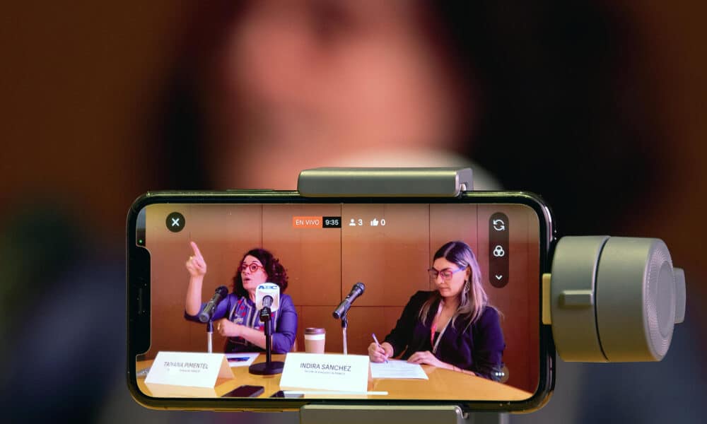 Fotografía de la pantalla de un celular, donde se observa a la directora general del Museo de Arte Contemporáneo (Marco), Taiyana Pimentel (i) y la Gerente de Educación Indira Sánchez (d) durante una conferencia de prensa este lunes en la ciudad de Monterrey (México). EFE/Miguel Sierra