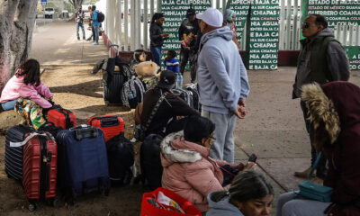 Migrantes esperan sobre una calle en la ciudad de Tijuana, Baja California (México). EFE/ Joebeth Terríquez