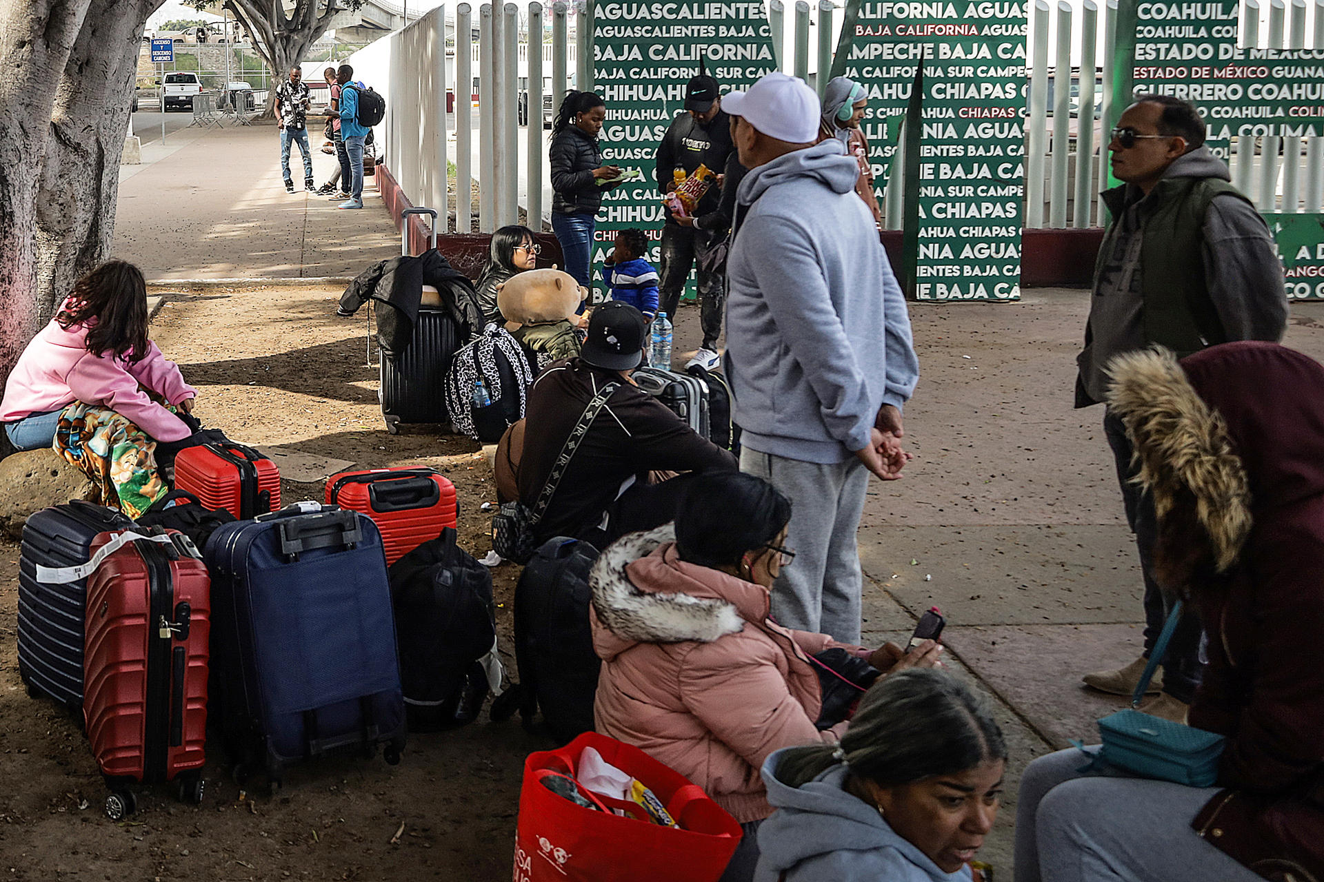 Migrantes esperan sobre una calle en la ciudad de Tijuana, Baja California (México). EFE/ Joebeth Terríquez