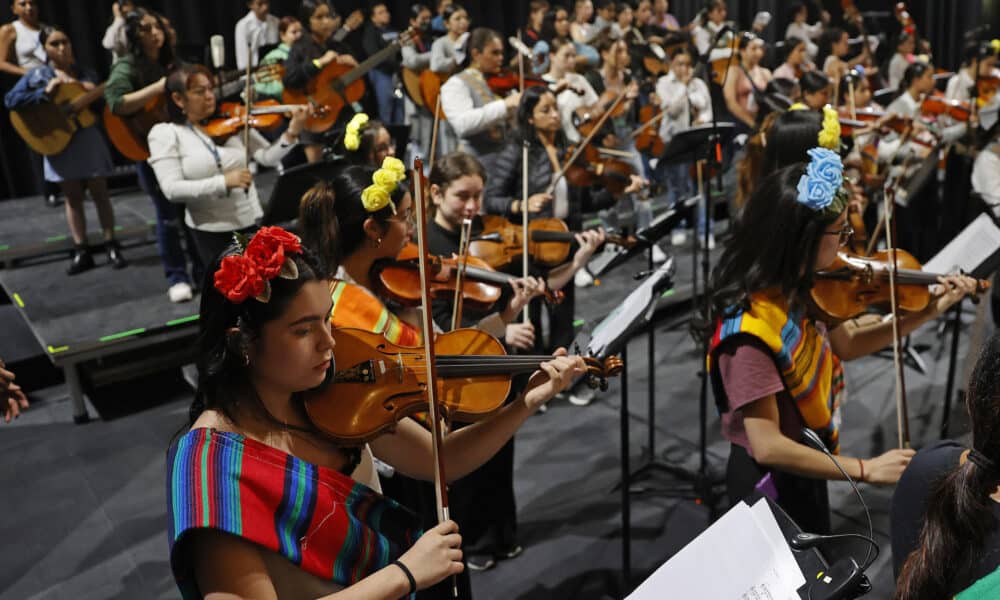 Integrantes del Mariachi Femenil de Tecolotlán 'Ana Bertha Lepe' ensayan el 22 de junio de 2024 en el Centro Nacional de las Artes Delia Zapata Olivella, en Bogotá (Colombia). EFE/ Mauricio Dueñas Castañeda