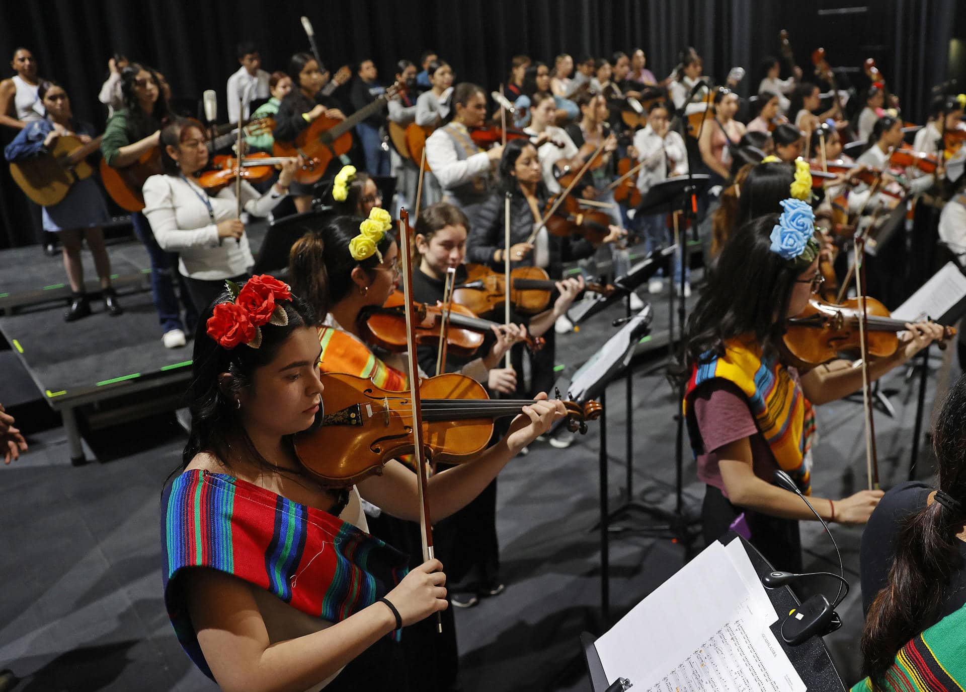 Integrantes del Mariachi Femenil de Tecolotlán 'Ana Bertha Lepe' ensayan el 22 de junio de 2024 en el Centro Nacional de las Artes Delia Zapata Olivella, en Bogotá (Colombia). EFE/ Mauricio Dueñas Castañeda