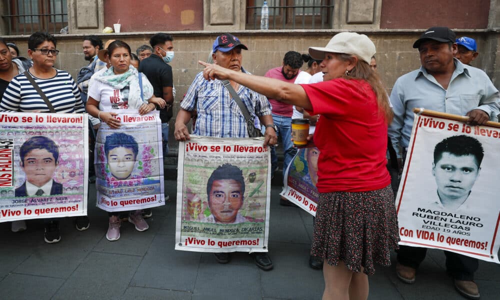 Familiares y amigos de los 43 normalistas desaparecidos de Ayotzinapa, se manifiestan al término de una reunión con el presidente de México Andrés Manuel López Obrador este lunes en el Palacio Nacional de la Ciudad de México (México). EFE/Isaac Esquivel