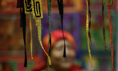 Una mujer participa durante la Feria Nacional de Artesanías en Ciudad de Panamá (Panamá). EFE/Bienvenido Velasco