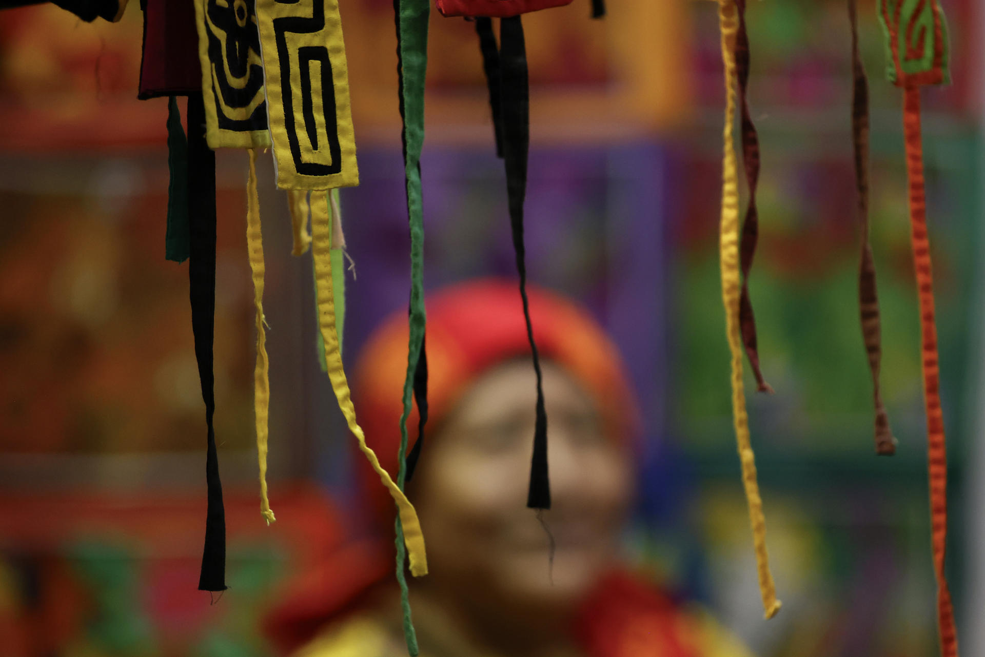 Una mujer participa durante la Feria Nacional de Artesanías en Ciudad de Panamá (Panamá). EFE/Bienvenido Velasco