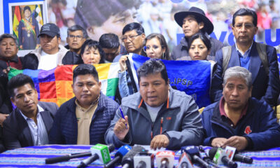 El dirigente Movimiento al Socialismo (MAS) Omar Arce (c) habla durante una rueda de prensa este jueves, en La Paz (Bolivia). EFE/STR