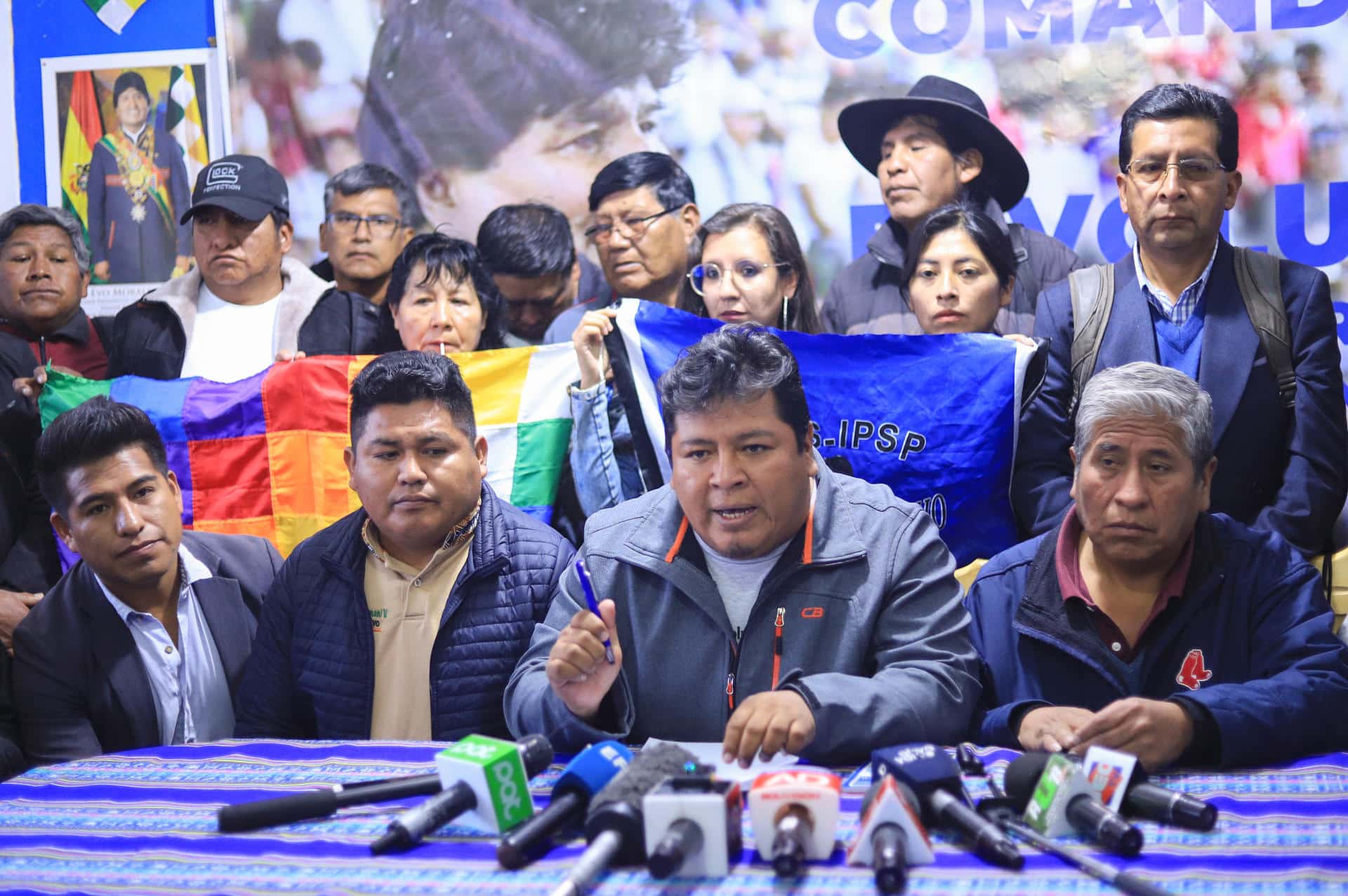 El dirigente Movimiento al Socialismo (MAS) Omar Arce (c) habla durante una rueda de prensa este jueves, en La Paz (Bolivia). EFE/STR