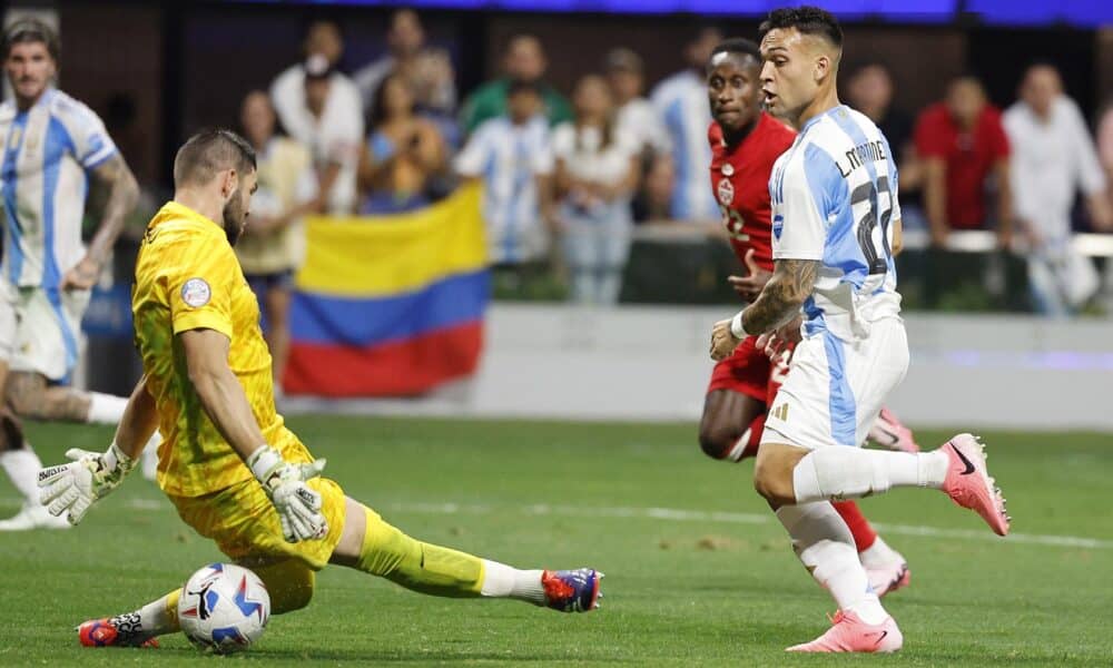 Lautaro Martinez (d), delantero de Argentina, fue registrado este jueves, 20 de junio, al vencer al portero de Canadá, Maxime Crepeau (i), y anotarle el segundo gol del partido inaugural de la Copa América 2024, en el estadio Mercedes Benz de Atlanta (Georgia, EE.UU.). EFE/Erik S. Lesser