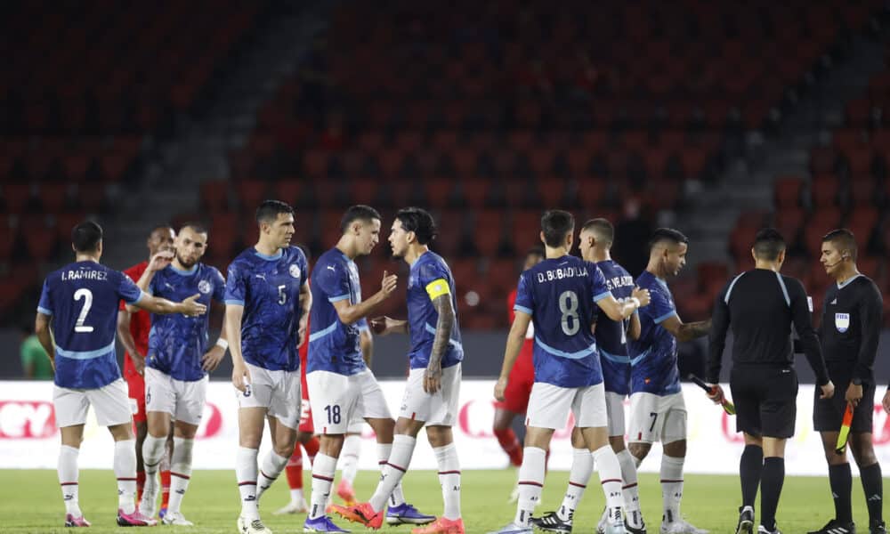 Jugadores de la selección paraguaya de fútbol fueron registrados el pasado 16 de junio, al final de un partido en el que se impusieron por 1-0 a Panamá, en el último amistoso de ambas selecciones antes de la Copa América 2024, en el estadio Rommel Fernández de Ciudad de Panamá (Panamá). EFE/Bienvenido Velasco