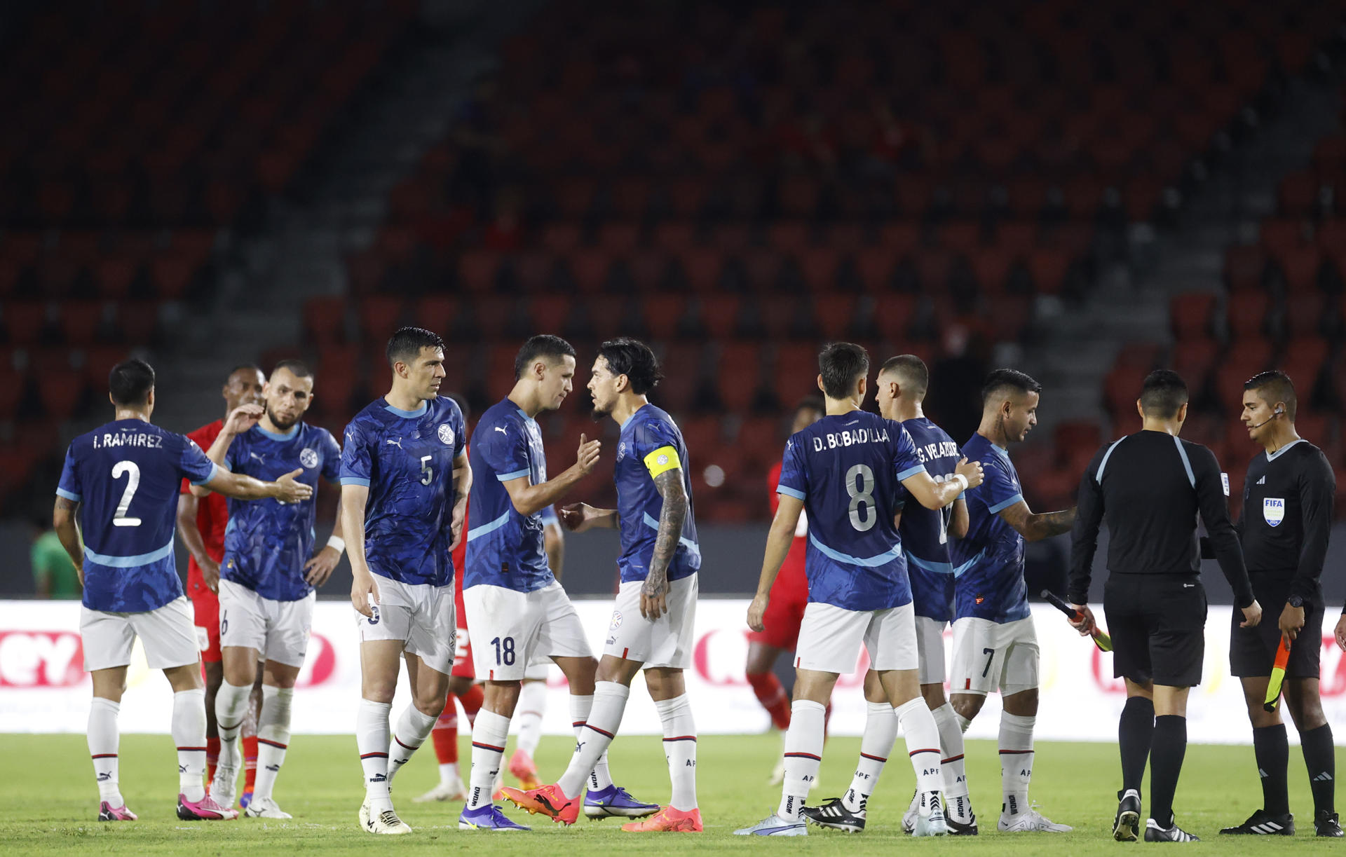 Jugadores de la selección paraguaya de fútbol fueron registrados el pasado 16 de junio, al final de un partido en el que se impusieron por 1-0 a Panamá, en el último amistoso de ambas selecciones antes de la Copa América 2024, en el estadio Rommel Fernández de Ciudad de Panamá (Panamá). EFE/Bienvenido Velasco