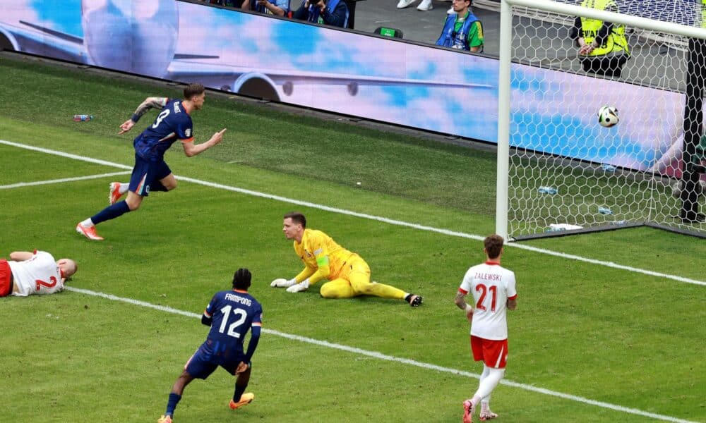 El delantero de Países Bajos Wout Weghorst (2I) logra el gol de la victoria durante el partido del grupo D que han jugado Polonia y Países Bajos en Hamburgo, Alemania. EFE/EPA/CLEMENS BILAN