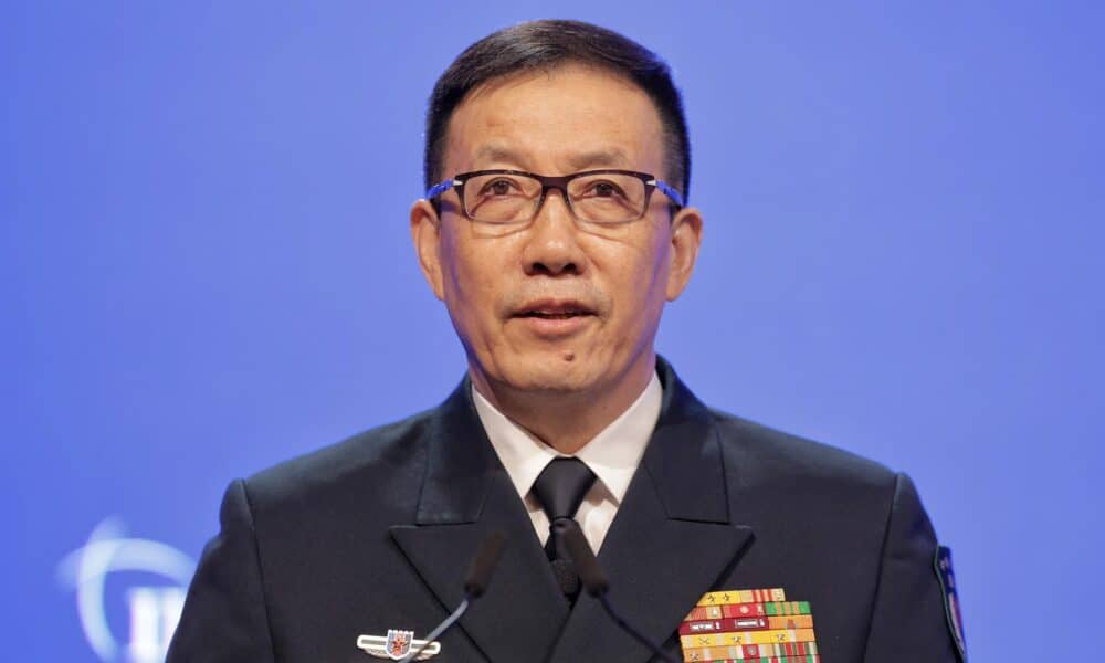 El Ministro de Defensa Nacional de China, el Almirante Dong Jun, pronuncia su discurso durante una sesión plenaria del 21º Diálogo Shangri-la del Instituto Internacional de Estudios Estratégicos (IISS) en Singapur, el 02 de junio de 2024. EFE/EPA/KEVIN LIM/