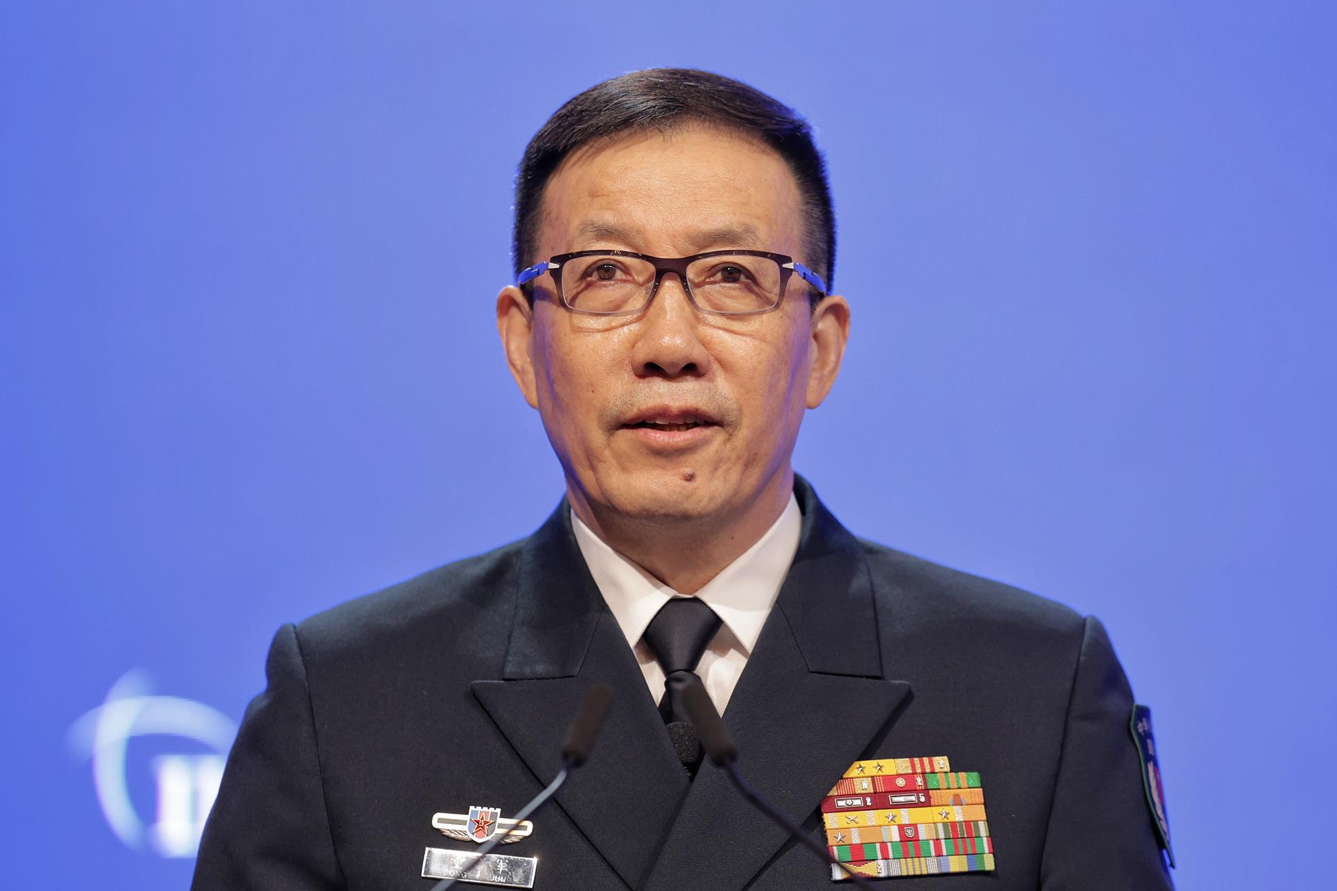 El Ministro de Defensa Nacional de China, el Almirante Dong Jun, pronuncia su discurso durante una sesión plenaria del 21º Diálogo Shangri-la del Instituto Internacional de Estudios Estratégicos (IISS) en Singapur, el 02 de junio de 2024. EFE/EPA/KEVIN LIM/