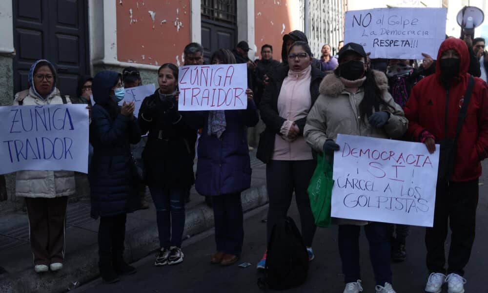 Manifestantes afines al gobierno del presidente Luis Arce participan en una manifestación en la Fuerza Especial de Lucha Contra el Crimen, donde está el ex jefe militar Juan José Zúñiga, este jueves en La Paz (Bolivia). EFE/ Luis Gandarillas