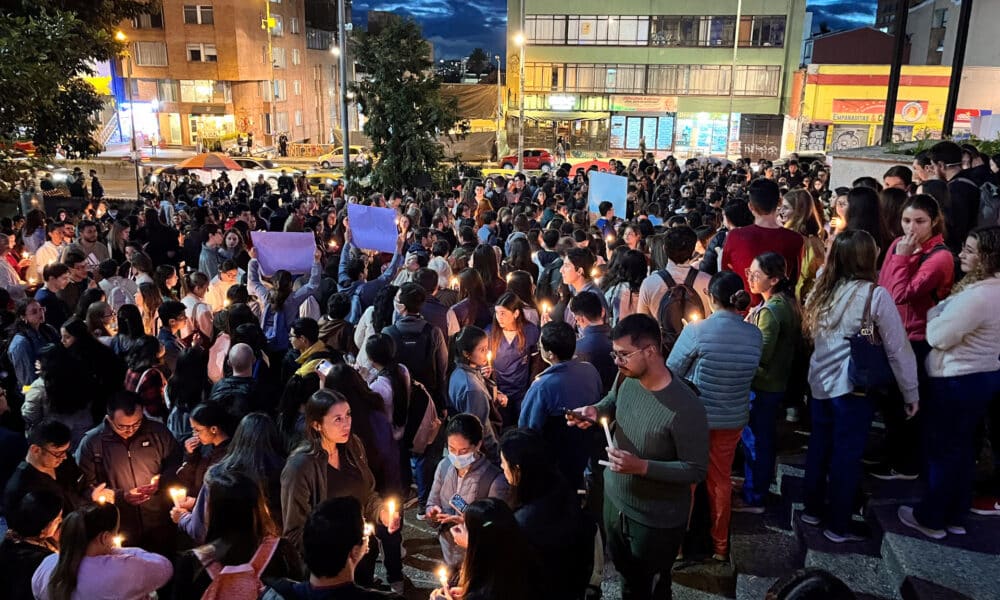 Decenas de personas participan de una vigilia para expresar solidaridad por la muerte de la joven médica Catalina Gutiérrez Zuluaga, residente de primer año en el hospital San Ignacio, este 22 de julio de 2024, en la Universidad Javeriana de Bogotá (Colombia). EFE/ Eva García