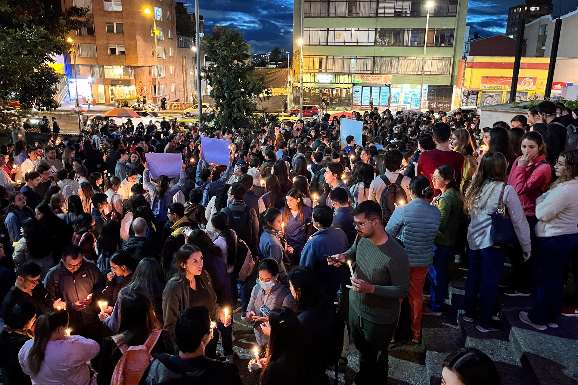 Decenas de personas participan de una vigilia para expresar solidaridad por la muerte de la joven médica Catalina Gutiérrez Zuluaga, residente de primer año en el hospital San Ignacio, este 22 de julio de 2024, en la Universidad Javeriana de Bogotá (Colombia). EFE/ Eva García