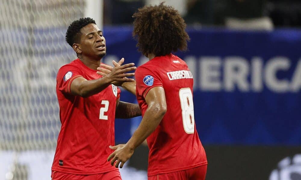 Cesar Blackman de Panamá (i) y Adalberto Carrasquilla en la Copa América 2024. EFE/EPA/ERIK S. MENOR