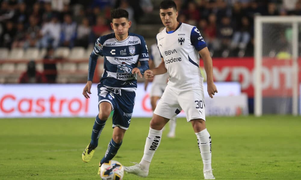 Pedro Pedraza de Pachuca (i) disputa este domingo el balón con Jorge Agustín Rodríguez de Monterrey (d) durante un partido de la primera jornada del torneo Apertura mexicano en el estadio Hidalgo. EFE /David Martínez Pelcastre