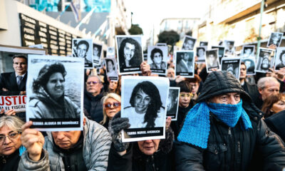 Personas asisten a un acto con motivo del 30 aniversario del atentado a la Asociación Mutual Israelita Argentina (AMIA) este jueves en Buenos Aires (Argentina). EFE/ Juan Ignacio Roncoroni