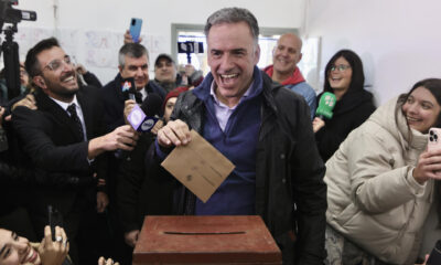 El precandidato a la presidencia de Uruguay por la coalición de izquierdas opositora Frente Amplio Yamandú Orsi muestra su voto este domingo, en Montevideo (Uruguay). EFE/ Gaston Britos