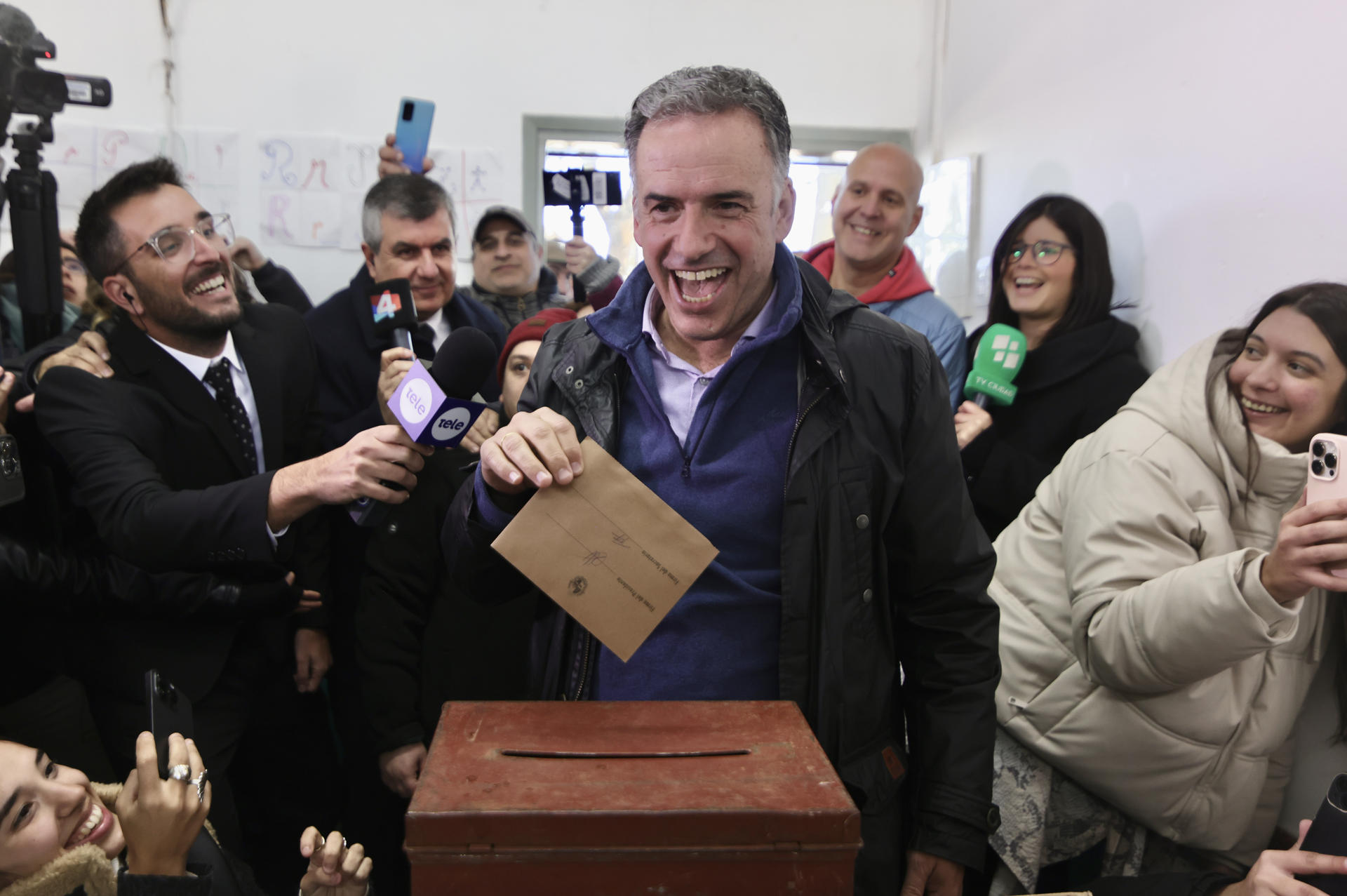 El precandidato a la presidencia de Uruguay por la coalición de izquierdas opositora Frente Amplio Yamandú Orsi muestra su voto este domingo, en Montevideo (Uruguay). EFE/ Gaston Britos