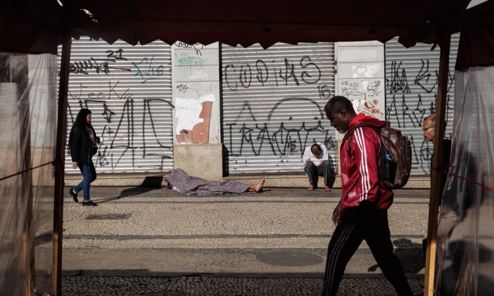 Habitantes de calle duermen en el centro de la ciudad, este miércoles, en Sao Paulo (Brasil). EFE/ Isaac Fontana