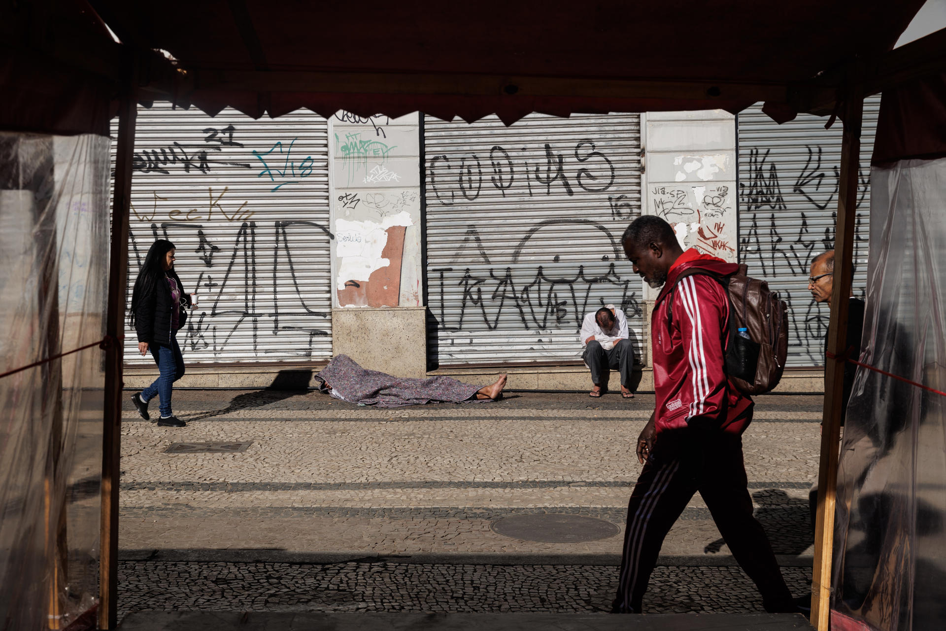 Habitantes de calle duermen en el centro de la ciudad, este miércoles, en Sao Paulo (Brasil). EFE/ Isaac Fontana