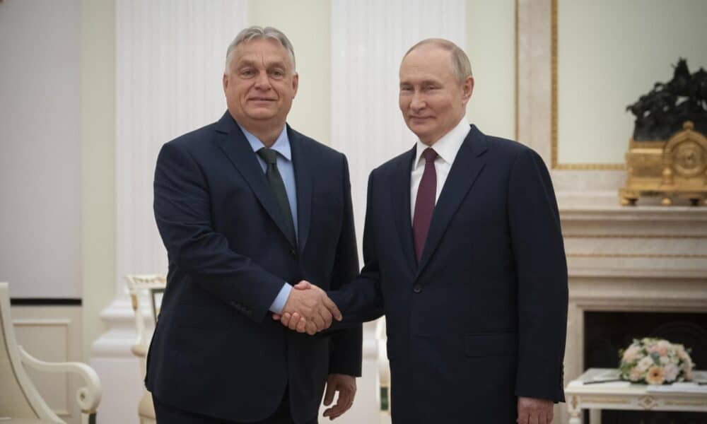 Una fotografía proporcionada por la Oficina de Prensa del primer Ministro húngaro muestra al Presidente ruso Vladimit Putin (R) estrechando la mano con el Primer Ministro húngaro Viktor Orban durante su reunión en Kemlin en Moscú. Rusia, 5 de julio de 2024. Orban llegó a Moscú en una visita de trabajo de un día. (Hungría, Rusia, Moscú) EFE/EPA/VIVIEN CHER BENKO/OFICINA DE PRENSA DEL PM HÚNGARO FOLLETO SÓLO PARA USO EDITORIAL/NO VENTAS